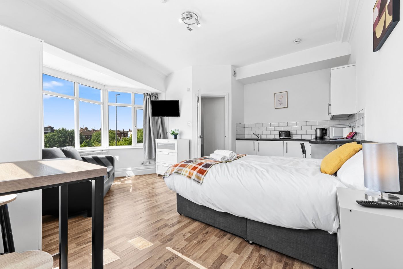 Studio 6: Bay window with views
