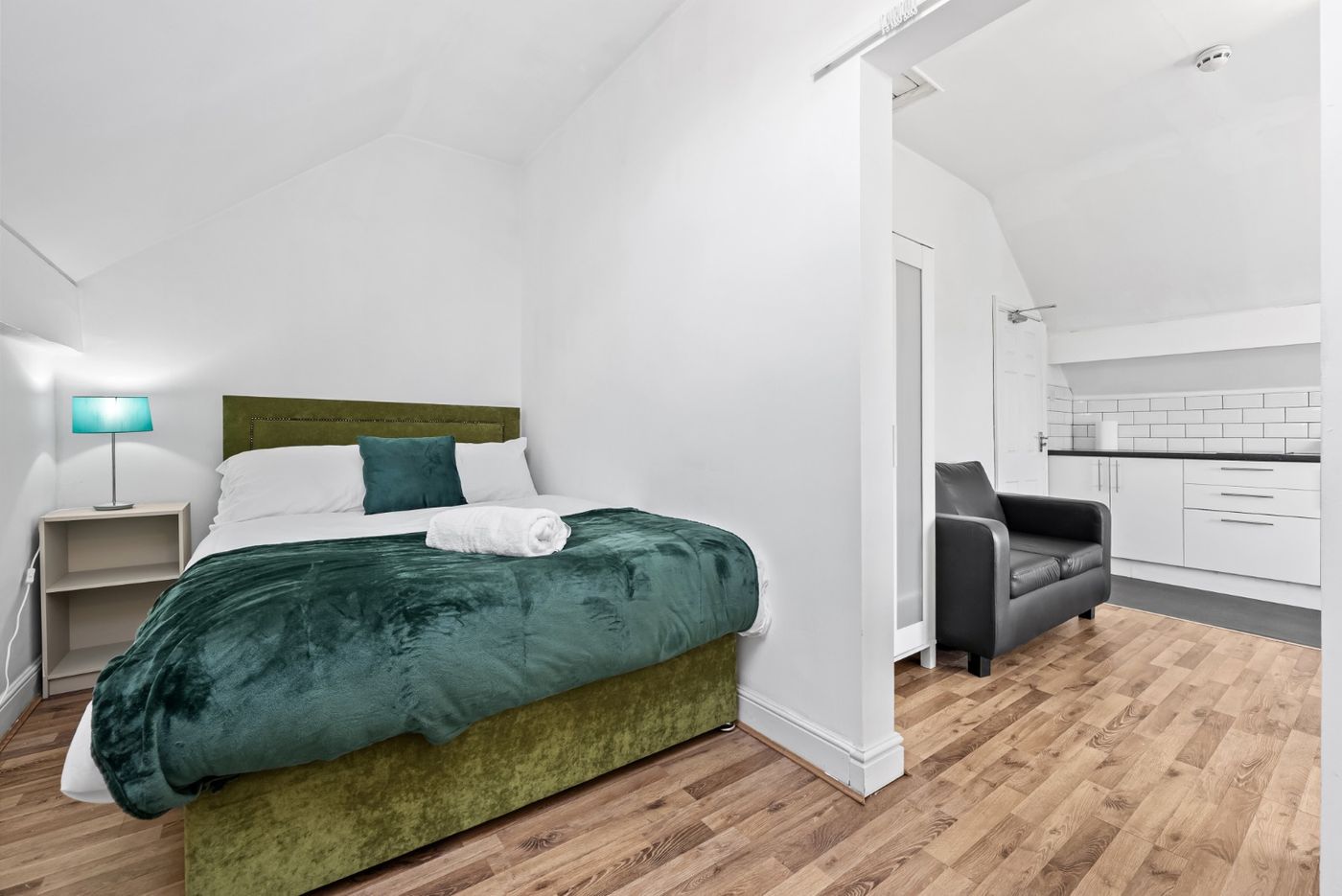 Studio 8: Double bed under the eaves